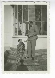 photographie d'Antoine de Saint-Exupéry et Consuelo de Saint-Exupéry, sur les marches, villa El Mirador, printemps 1931