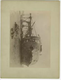 photographie de l'épave de la SMS Adler (canonnière allemande) après l'ouragan du 15-16 mars 1889 aux îles Samoa