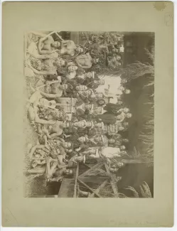 photographie de groupe où l'on reconnaît, debout, au centre avec une veste noire, Robert Louis Stevenson, à sa gauche sa femme Fanny Stevenson, à sa droite en robe blanche sa belle-fille Isobel Osbourne (derrière l'homme aux lunettes), derrière lui Graham