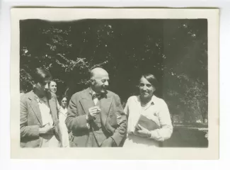 photographie d'Élisabeth Van Rysselberghe, à droite, au bras de Jean Schlumberger, Jacques Savary à gauche, et à l'arrière d'autres participants, aux décades de Pontigny, août 1930