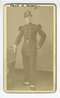 portrait photographique en pied de Paul Valéry, en uniforme, l'année de son service militaire