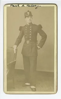 portrait photographique en pied de Paul Valéry, en uniforme, l'année de son service militaire