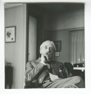 portrait photographique de Paul Valéry, assis sur un fauteuil, chez son amie Émilie Noulet, 5 août 1938 