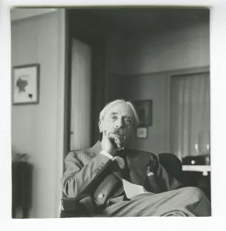 portrait photographique de Paul Valéry, assis sur un fauteuil, chez son amie Émilie Noulet, 5 août 1938