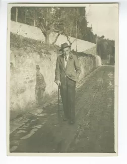 photographie de Giuseppe Vannicola, marchant avec une canne