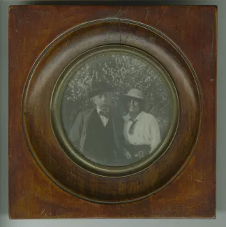 portrait photographique d'Émile Verhaeren et Élisabeth Van Rysselberghe, dans le jardin de Saint-Clair, janvier 1916