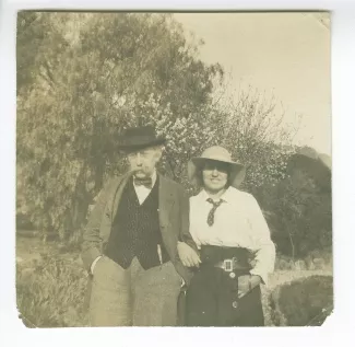 portrait photographique d'Émile Verhaeren et Élisabeth Van Rysselberghe, dans le jardin de Saint-Clair, janvier 1916