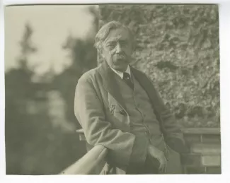 portrait photographique d'Émile Verhaeren, à un balcon