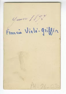portrait photographique de Francis Vielé-Griffin, assis à califourchon sur une chaise, juin 1897