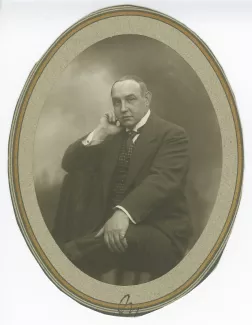 portrait photographique de Francis Vielé-Griffin, assis sur une chaise