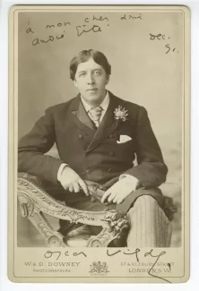 portrait photographique d'Oscar Wilde, assis, en habit, le 28 mai 1889
