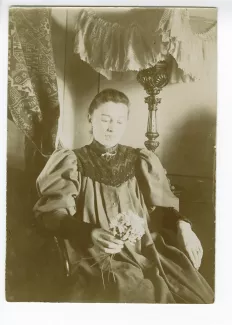 portrait photographique de la compagne du peintre Emmanuel Viérin, rencontrée à Biskra, dans la chambre d'André Gide au Royal-Hôtel, février-mars 1895