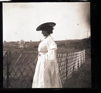 photographie de Laure Flé, dans le jardin de la villa Robinson, juillet 1905