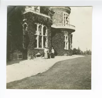 photographie montrant, de gauche à droite, Élisabeth Van Rysselberghe, Daisy Weber et Marie-Thérèse Muller, devant une bâtisse, août 1914