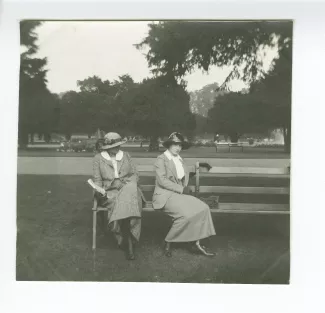 photographie de Daisy Weber, à droite, et Marie-Thérèse Muller sur un banc, à Hampton Court Palace