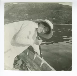photographie de Daisy Weber, dans une barque, été 1913