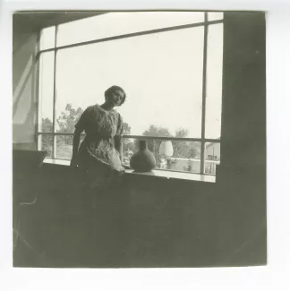 photographie de Daisy Weber, assise à une fenêtre de la villa de Saint-Clair, été 1913