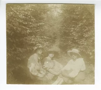 photographie montrant, de droite à gauche, Élisabeth Van Rysselberghe, Marie-Thérèse Muller et Mlle Longhurst [?], à l'école d'horticulture