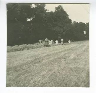 photographie d'élèves de l'école d'horticulture aux travaux des champs