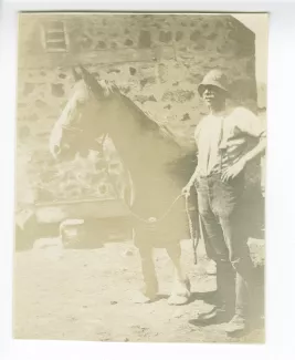 photographie d’un paysan avec un cheval, à l'école d'horticulture