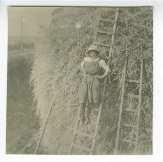 photographie de Mlle Keller, sur une échelle