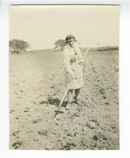 photographie de Marie-Thérèse Muller, bêchant