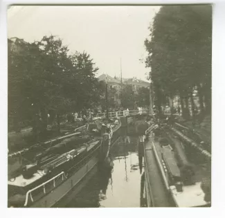 photographie d’un canal avec des péniches amarrées