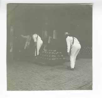 photographie de kaasdragers ("porteurs de fromages") au travail, lors du marché aux fromages