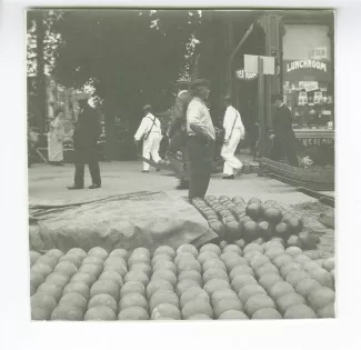 photographie d'un étalage de meules de fromages, lors du marché aux fromages