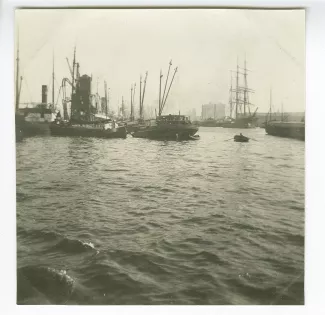 photographie du port, avec péniches et bateaux