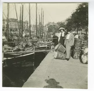 photographie de Marie-Thérèse Muller et Daisy Weber à droite, devant un quai