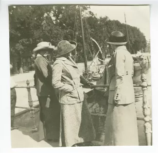 photographie montrant, de gauche à droite, Marie-Thérèse Muller, Élisabeth Van Rysselberghe et Daisy Weber, devant un canal