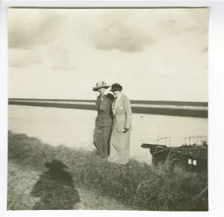 photographie de Marie-Thérèse Muller, à gauche, et Daisy Weber, au bord d’un canal