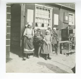 photographie de cinq enfants habillées en costume traditionnel