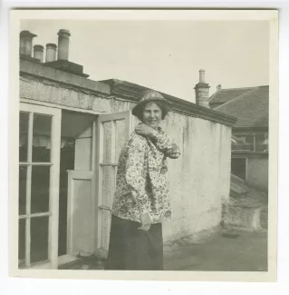 photographie de Mlle Keller, près d’une fenêtre, à Charleton House chez les Anstruther, août 1918