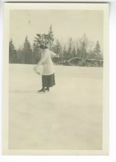 photographie d’une jeune femme faisant du patin à glace