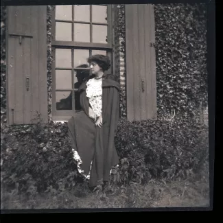 portrait photographique de Laure Flé, de profil, assise dans l’embrasure d’une fenêtre de sa propriété la villa Robinson, août 1906