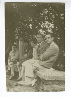 photographie où l'on reconnaît Christiane Martin du Gard, deuxième à gauche, et Robert Oboussier, premier à droite, aux décades de Pontigny, août 1928