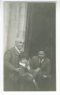 photographie montrant, de droite à gauche, Pierre Do-Dinh, Léopold Chauveau [?] et un enfant, août 1931