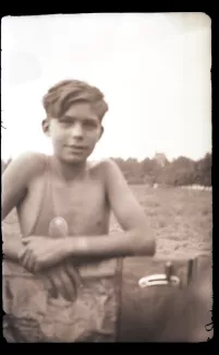 photographie d’un adolescent, accoudé