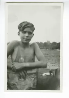 photographie d’un adolescent, accoudé