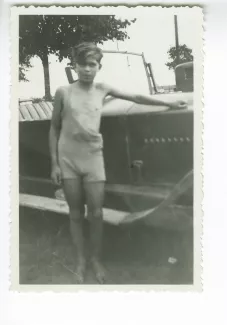 photographie d’un adolescent, près d’une voiture