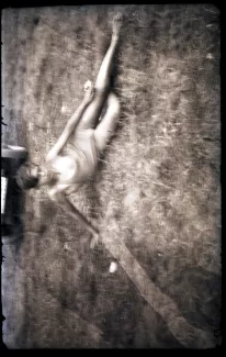 photographie d’un adolescent, couché dans l’herbe