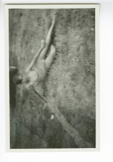 photographie d’un adolescent, couché dans l’herbe