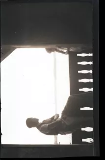 photographie de deux personnes contre une rambarde, devant un lac