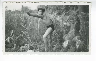 photographie d’un adolescent en maillot de bain tendant la main