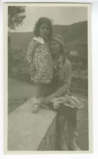 photographie de Marie-Anne Delacre et sa fille adoptive, Marie-Noël, près d’un muret, à la villa Le Pin, avril 1929