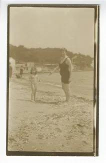 photographie de Marie-Anne Delacre et sa fille adoptive, Marie-Noël, sur la plage, à Saint-Clair, avril 1929
