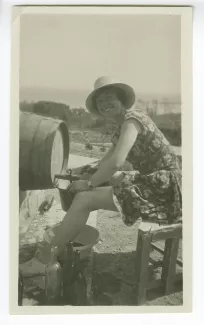 photographie d’une amie américaine d'Ethel Whitehorn, dans le jardin de la villa Le Pin, à Saint-Clair, avril 1929
