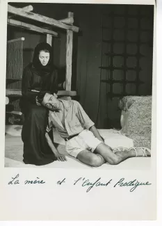 photographie de Pierre Viala (le fils prodigue) et Denise Bailly (la mère) dans la pièce Le Retour de l’enfant prodigue d'André Gide, au Théâtre des Mathurins, juin 1949